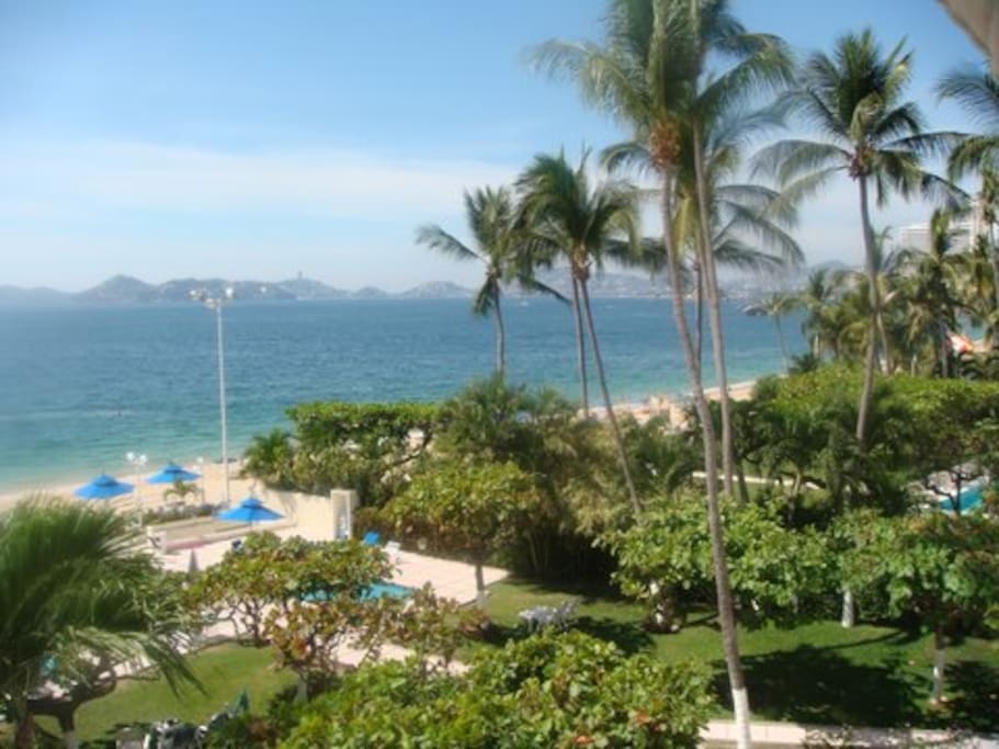 Vista: Acapulco Bay, pool, gardens