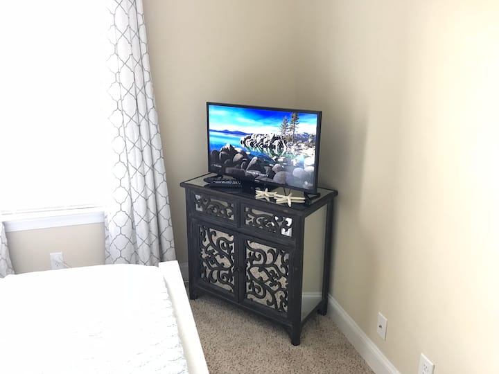 Një televizor i dytë INTELIGJENT i vendosur në dhomën e gjumit të vizitorëve.