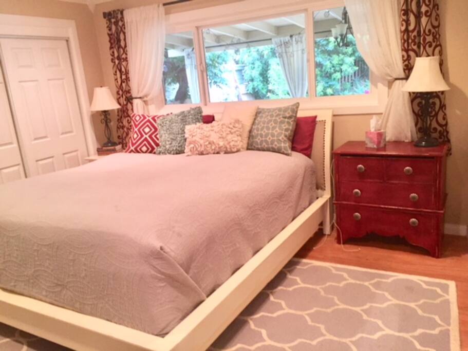 Calif King Master Bdrm with private bathroom (En Suite)