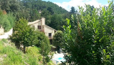 House without neighbors, with pool 10-12 people