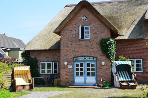 Vacation in the thatched roof house 1