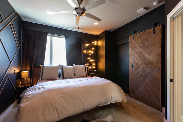 Bilik tidur utama dengan katil King.