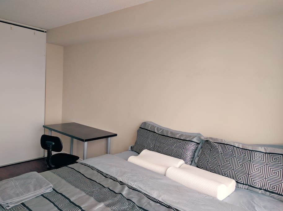 Bedroom w-Desk & Chair