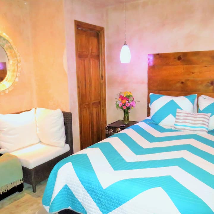 ห้องนอนมีเตียงควีนไซส์เมมโมรี่โฟมสุดหรูและไฟข้างเตียงที่ควบคุมด้วยรีโมทคอนโทรล และมุมอ่านหนังสือที่อบอุ่นพร้อมแสงเหนือศีรษะที่หรี่แสงได้