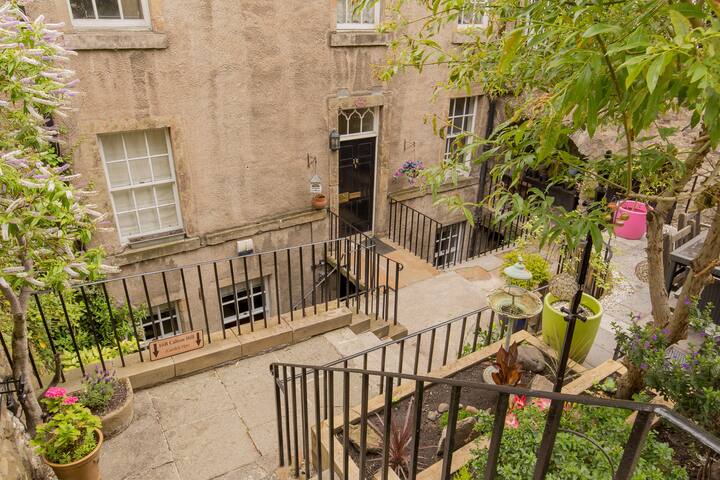 Calton Hill – Private entrance with outdoor space gallery image 4