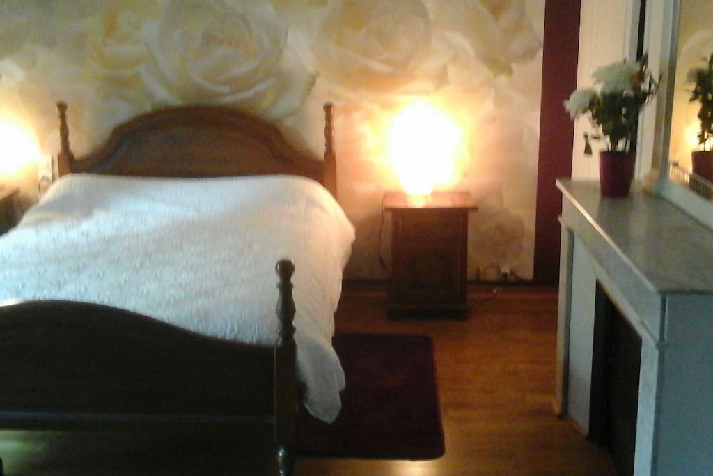 Chambre "roses": 1 lit 2 personnes 140 cm