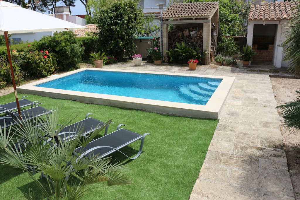 Beach close holiday house for 8 people plus babies, 4 Double bedrooms, 2 bathrooms, pool, garden with barbecue, air conditioning, gratis Wifi-internet, Platja de Muro.