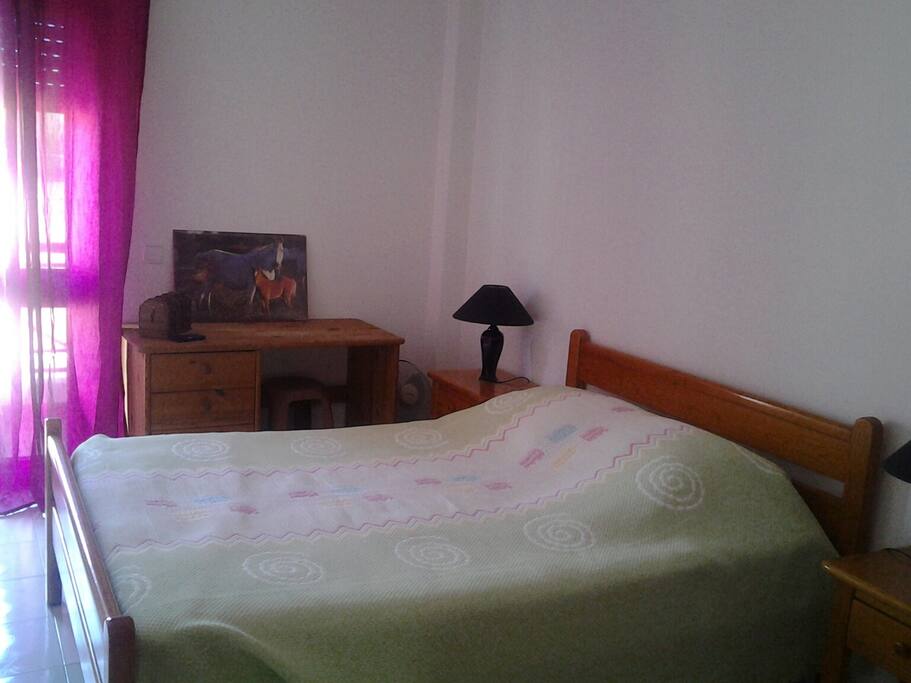 Quarto de casal com terraço.