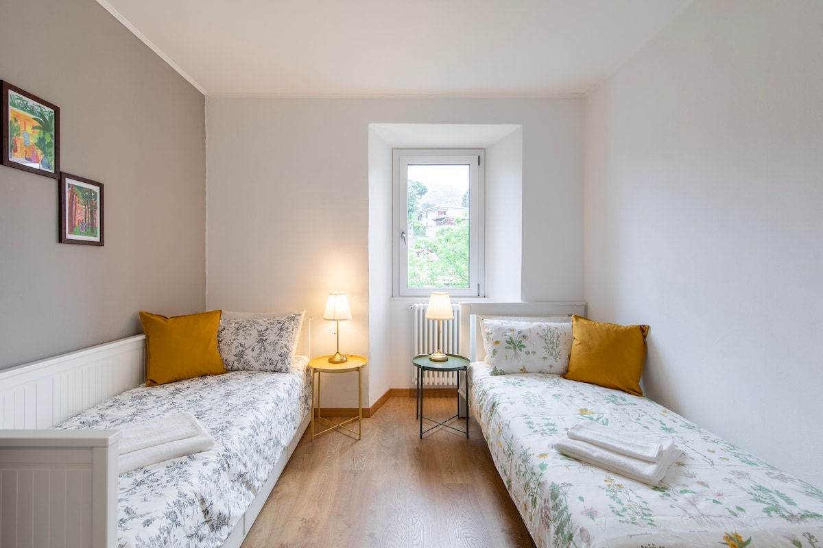 Втора спална соба - 2 единечни кревета, по еден од нив се отвора во двокреветна соба.