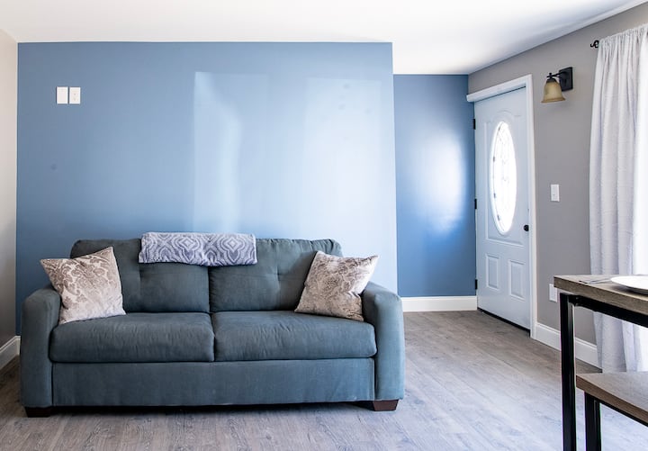 อ่านหนังสือดีๆสักเล่มหรือค็อกเทลหลังจากสำรวจแอชวิลล์มาทั้งวัน 