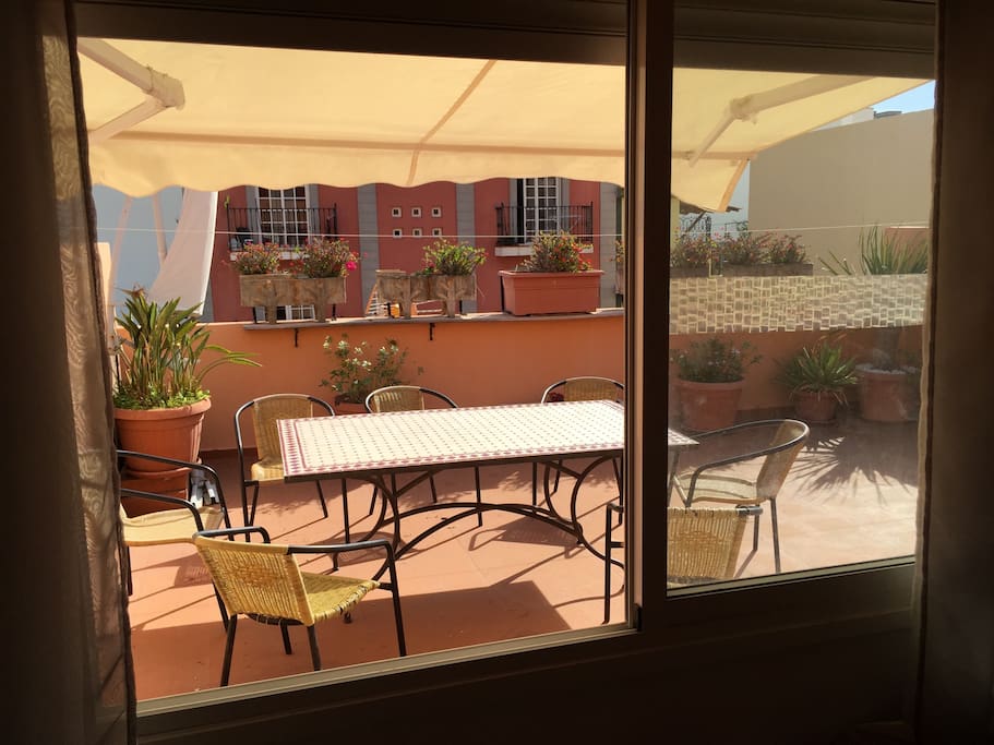 Sillas y mesas en la terraza