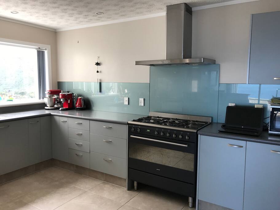 Wake up to an expression in this modern fully decked kitchen for a hot breakfast or a spot of baking.
