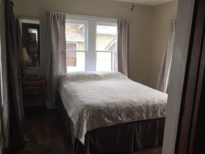 dormitorio con cama tamaño queen