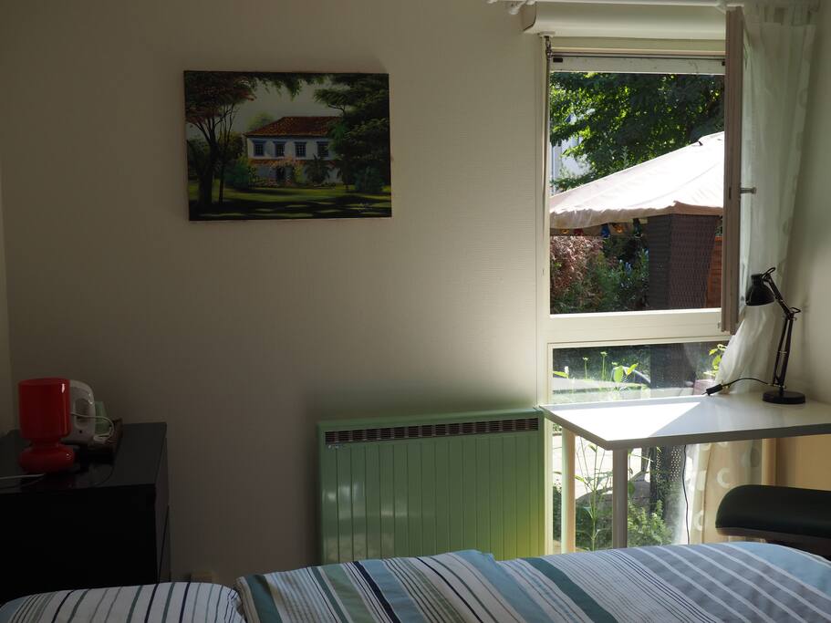 Coin bureau avec vue sur le jardin.