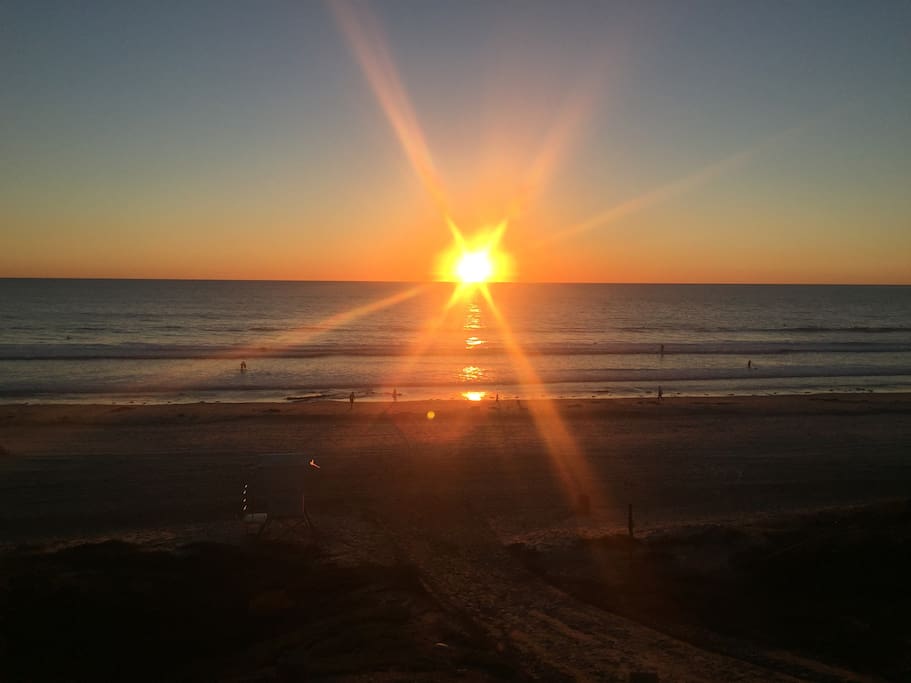 3 blocks from Law Street beach