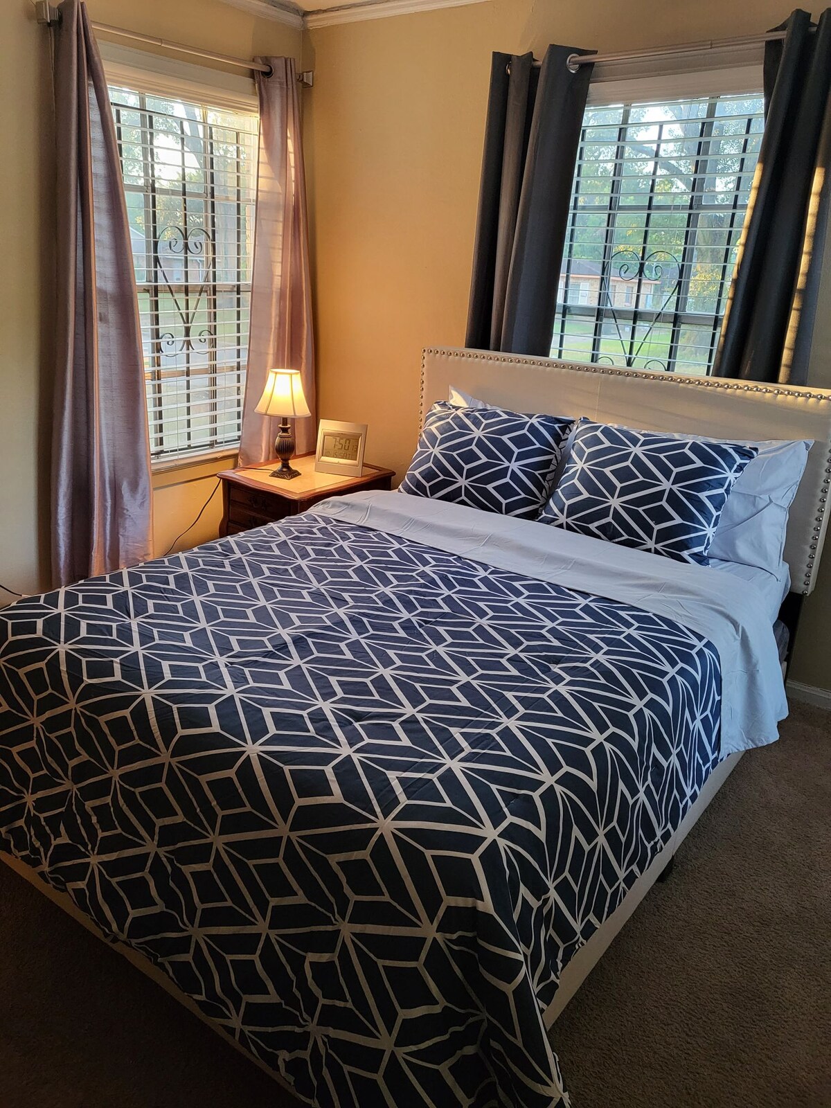 غرفة نوم خاصة مريحة مع حمام مشترك. يشمل المناشف ومستلزمات الحمام ومجفف الشعر والمكواة وطاولة الكي. يمكن للضيوف الوصول إلى غرفة معيشة كبيرة ومريحة وغرفة عائلية مريحة ومطبخ كامل ومساحة مكتب مخصصة وتناول الطعام في الخارج.