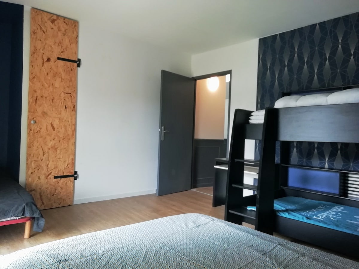 Dječja soba 2 kreveta na kat 90*200 + 1 krevet za 1 osobu 90*200 + 1 bračni krevet 140*200