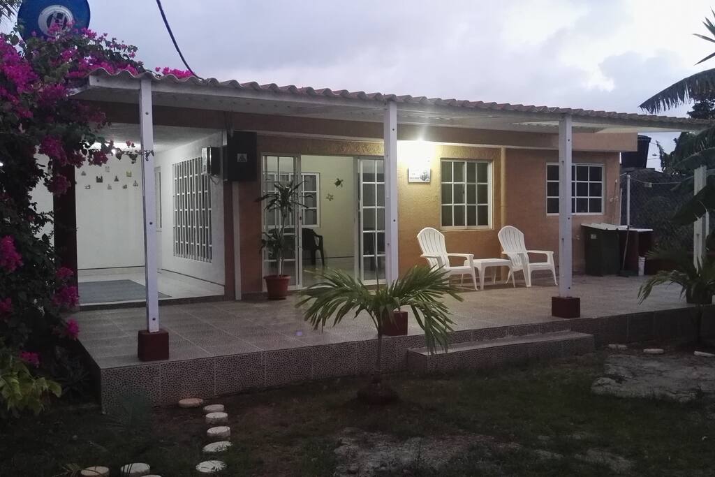 Amplias terrazas para relajarse y jardín y zona de estacionamiento para vehículos