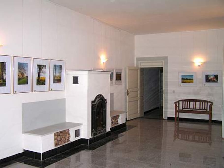Eingangshalle mit Kamin