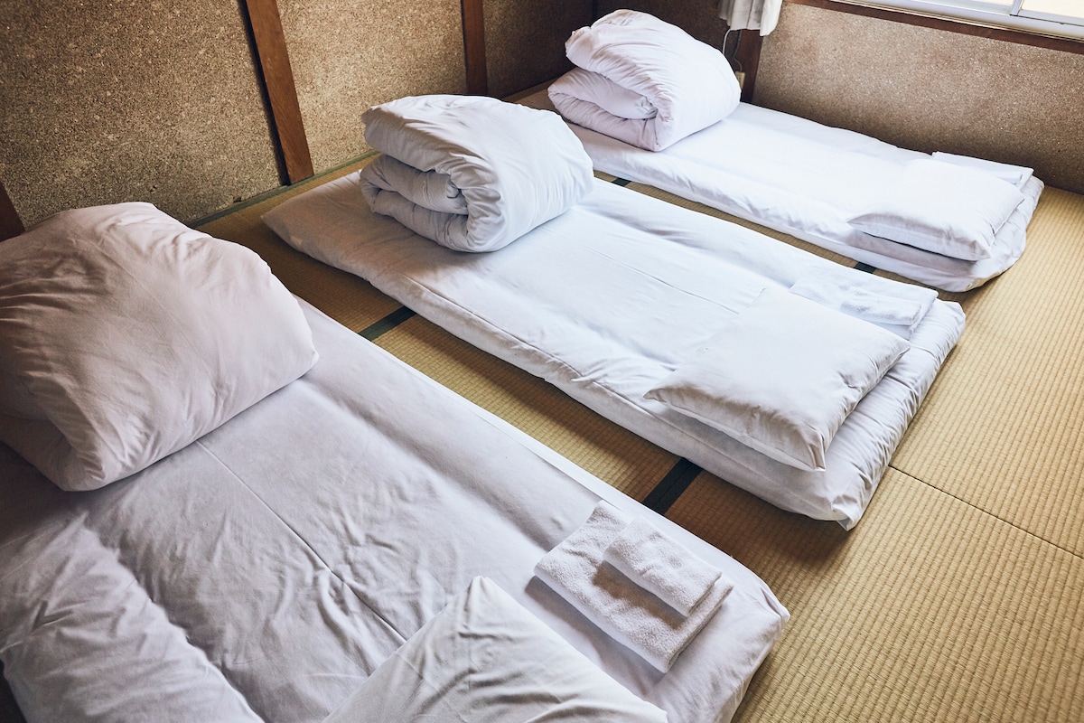 2F: Спална соба (4 комплета футони)