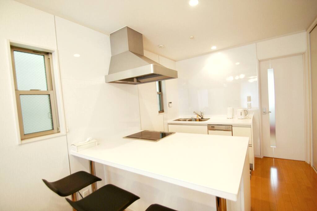 Kitchen & Dining