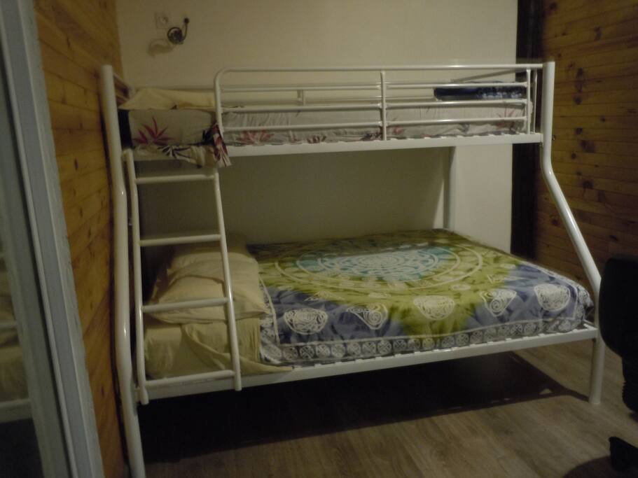 chambre moyenne, lits superposés