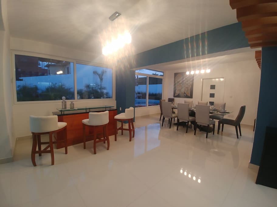 Área de bar y comedor