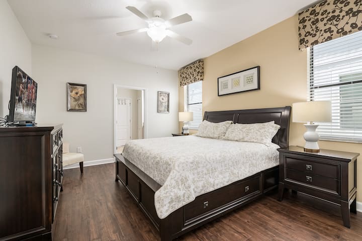 מאסטר קינג עם שירותים צמודים; גישה ללאנאי מאחור