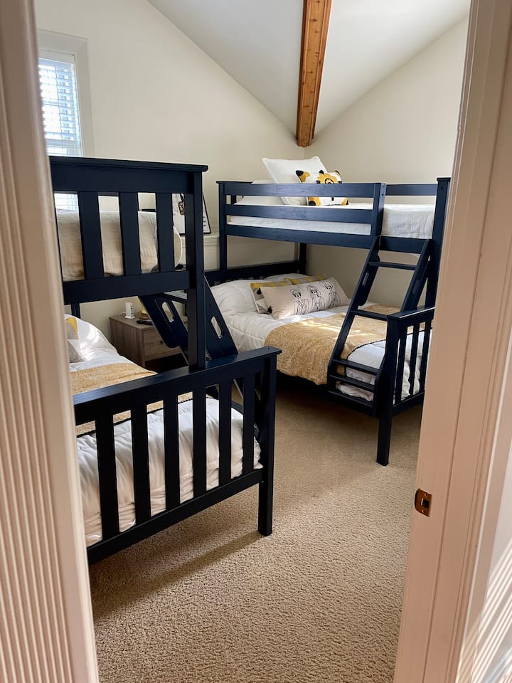 غرفة نوم بطابقين في الطابق العلوي 