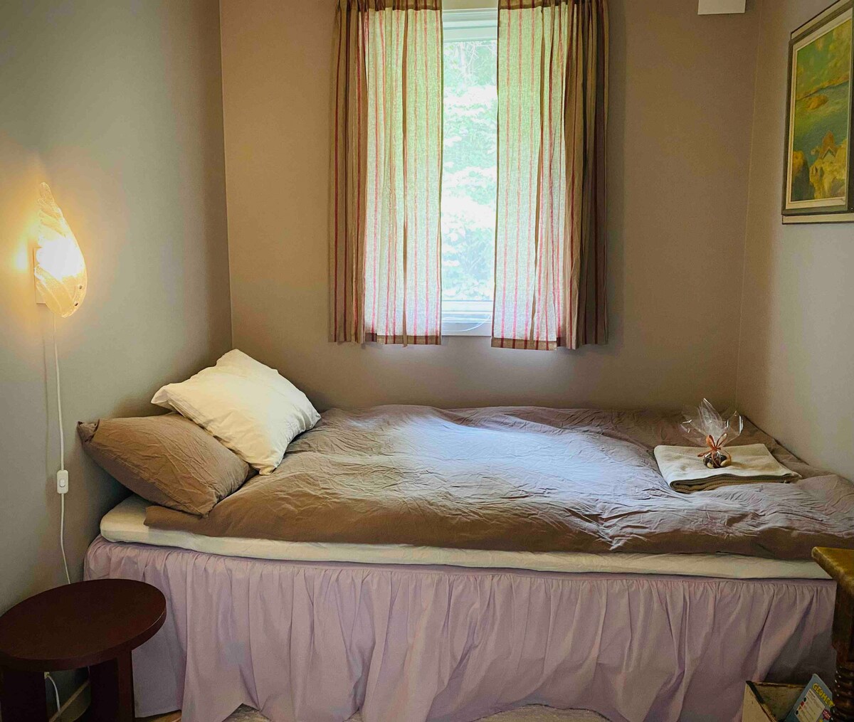 Malá spálňa so 120 lôžkami. Má tiež písací stôl. 