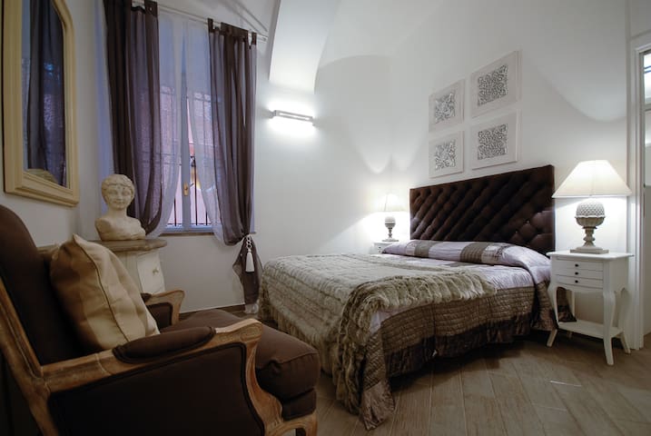 Colosseo – Cozy 2Bdr 2Bth Literally at Colosseum