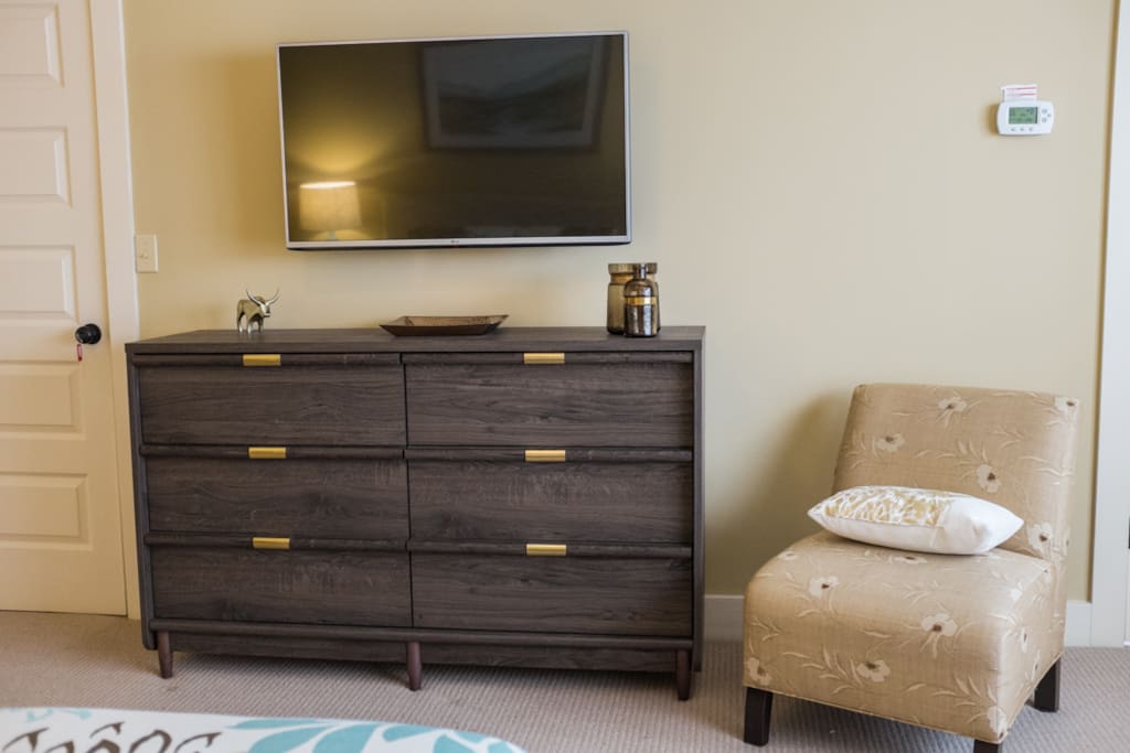 LG HDTV with access to Netflix.