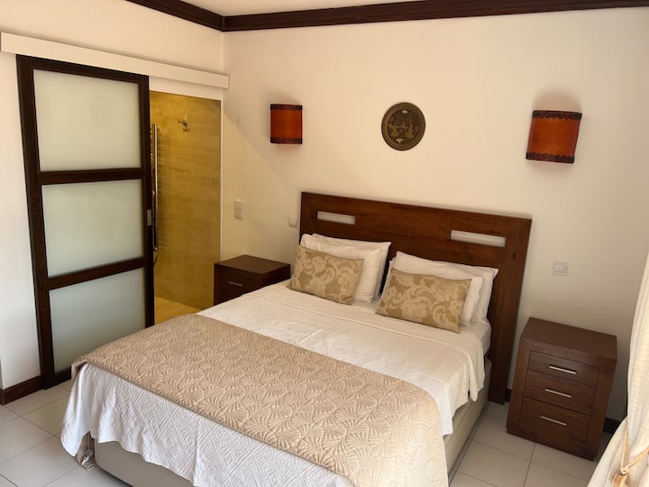 ห้องนอนใหญ่ขนาดคิงไซส์พร้อมห้องน้ำในตัว 