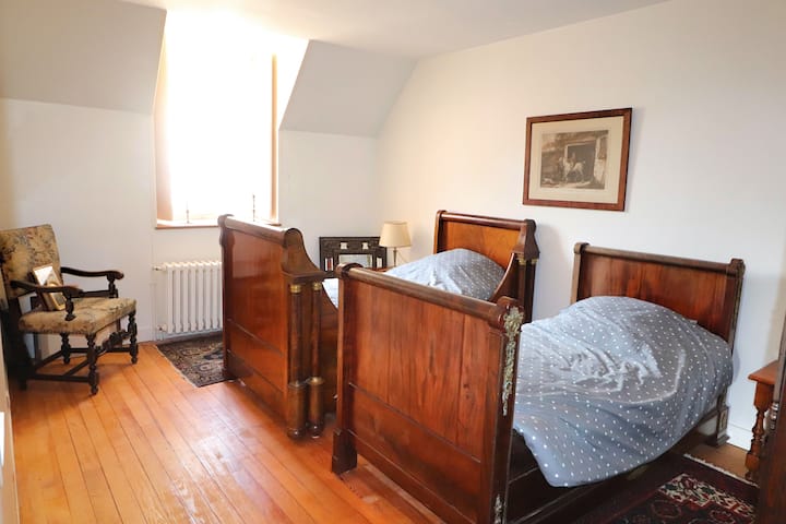 Chumba chenye vitanda 2 vya mtu mmoja