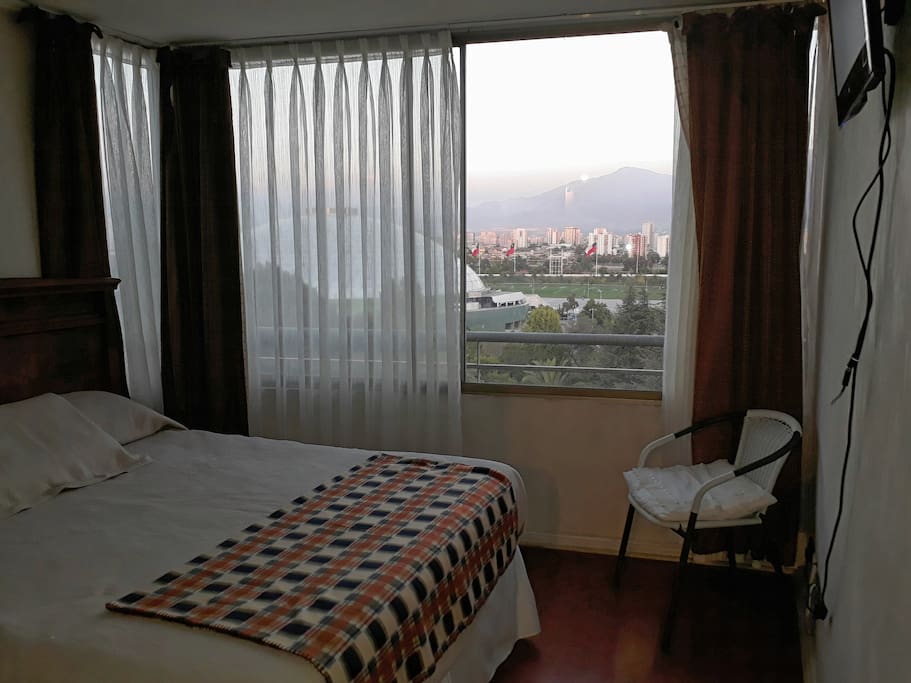 Amplia habitación con hermosa vista.