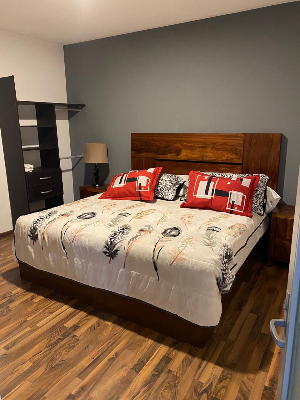 加大双人床主卧，品味极佳。