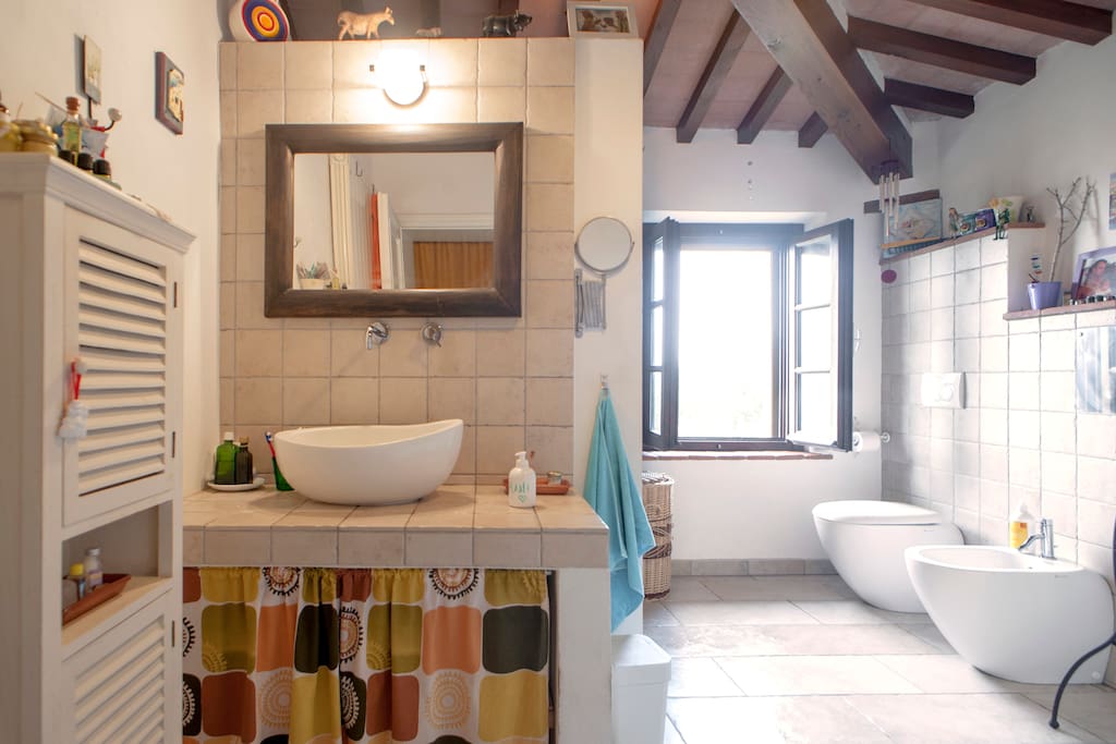 Bagno con doccia in comune.