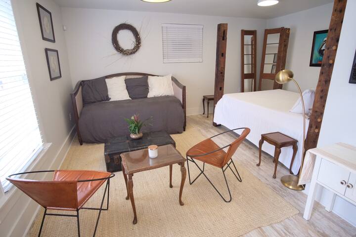 Private backhouse w/ kitchen in Carrollton area