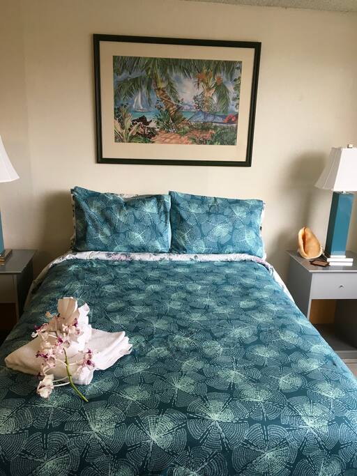 Full/double-sized bed. Island decor.
