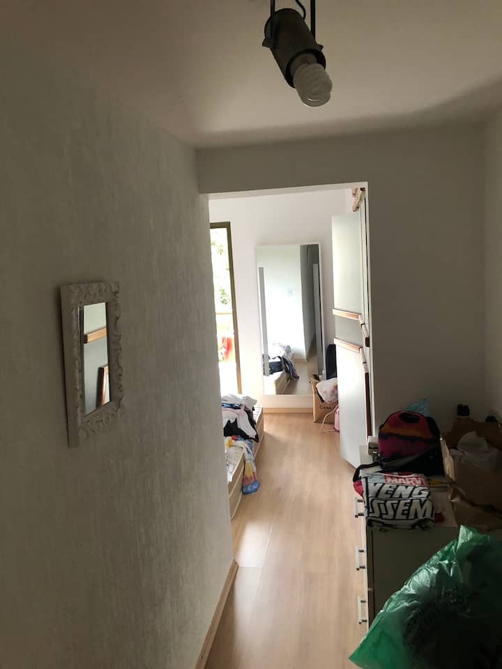 Поглед кон апартманот од влезот во спалната соба 