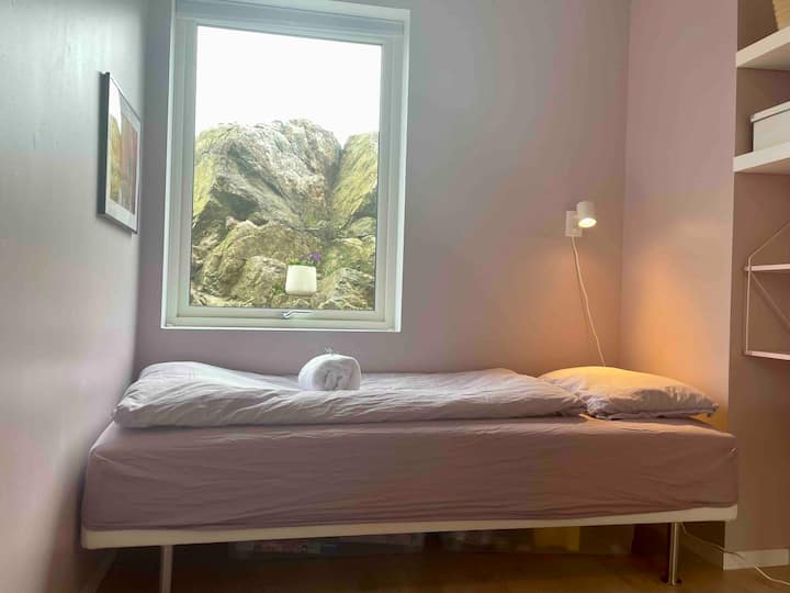 Спалня 3: Легло с възможност за допълнителен матрак и възглавница на пода.