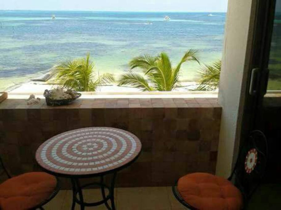 vista desde el bacon del departamento , cuenta con un desayunador , una vista excelente al mar