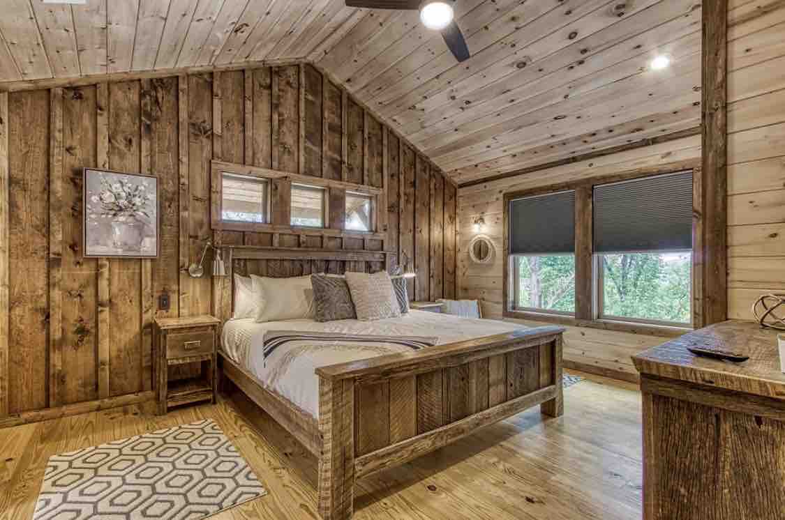 主楼层加大双人床卧室，带套内卫生间。 令人惊叹的床是由回收的百年谷仓木材定制的。  我们在所有床上使用羽绒被系统，每次住宿都会清洗。 （无过时且未洗的床罩）