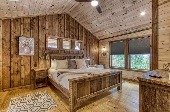 Glavna spavaća soba s bračnim krevetom (širine 180 – 200 cm) i privatnom kupaonicom. Predivni kreveti izrađeni su po mjeri od obnovljenog drva koje je bilo dio staje stare stotinu godina.  Na svim krevetima imamo poplune koji se peru nakon svakog boravka. (bez zastarjelih i neopranih prekrivača za krevet)