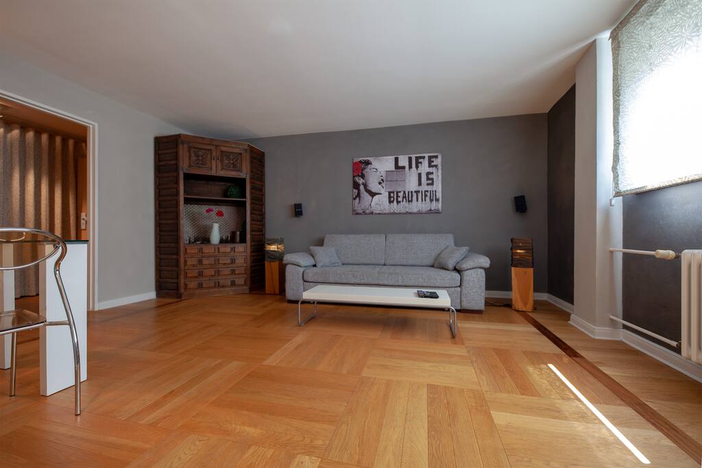 Das Wohnzimmer ist über 20qm groß