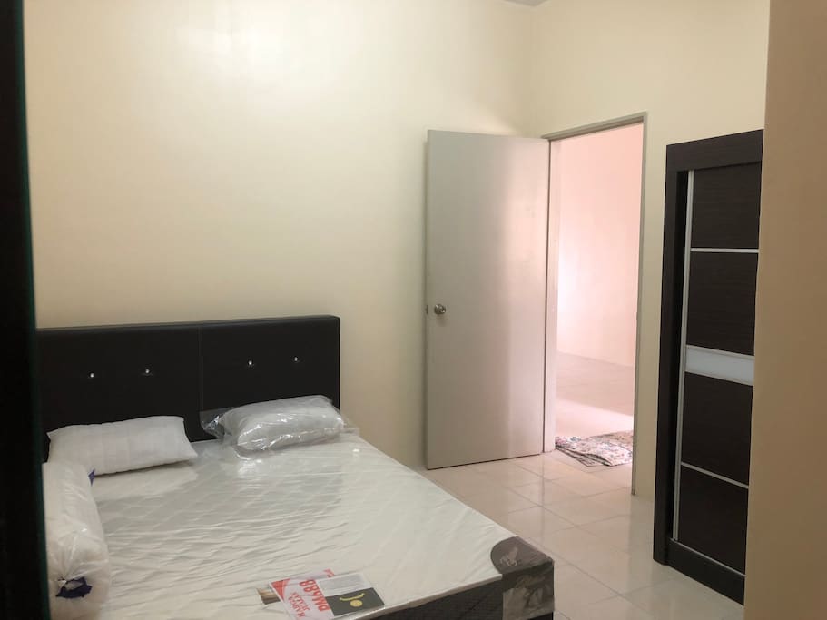 Bedroom queen size ( downstairs)