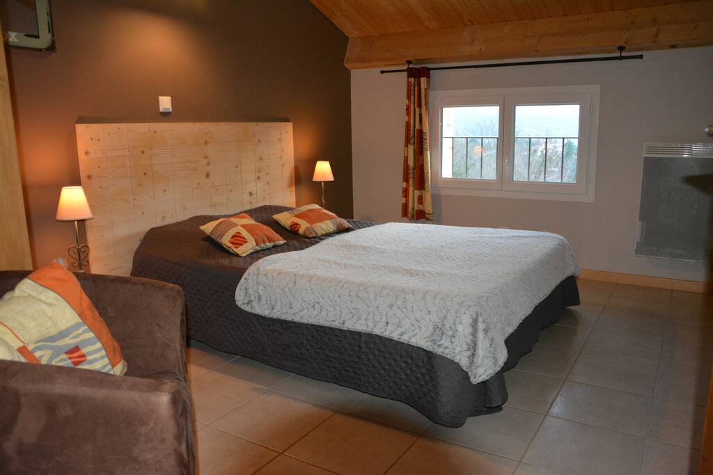 grande chambre confortable