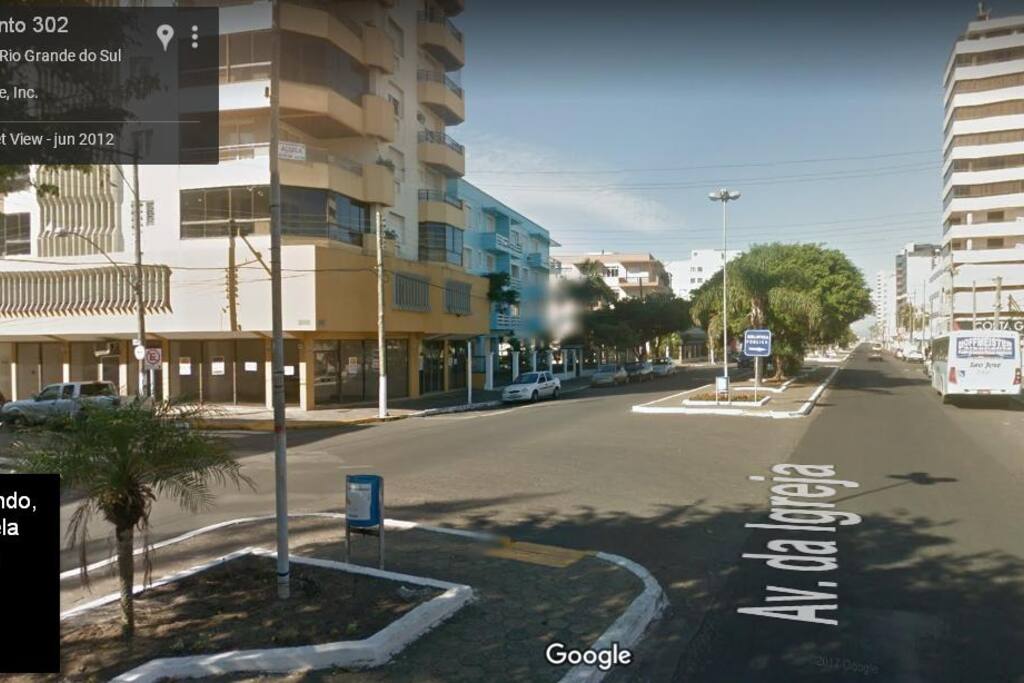 Avenida da Igreja, Edifício Athantis (à esquerda) e Praia ao fundo (700m).