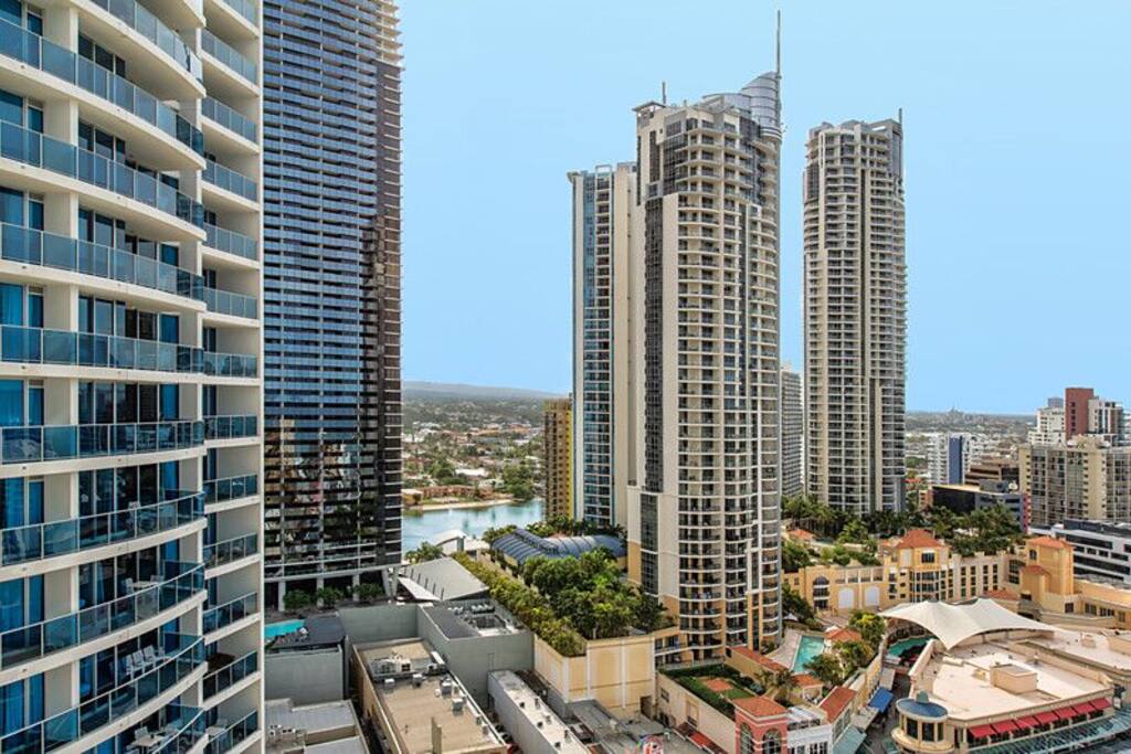 Balcony landscape, leisure viewing, enjoy your leisure time with sprawling vista of the Surfers Paradise skyline
景观阳台,可休闲观景,能看到黄金海岸美丽天际线下的城景和远处的山景