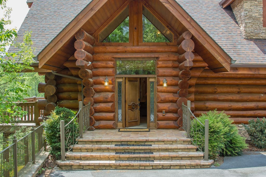 Welcome to luxurious Buck & Bear Lodge!